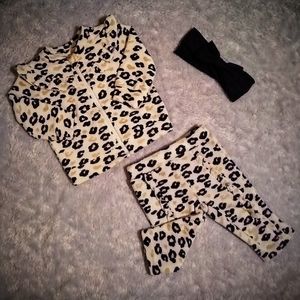 🌺 3/$15 Baby girl 0/3m Leopard print sweat suit